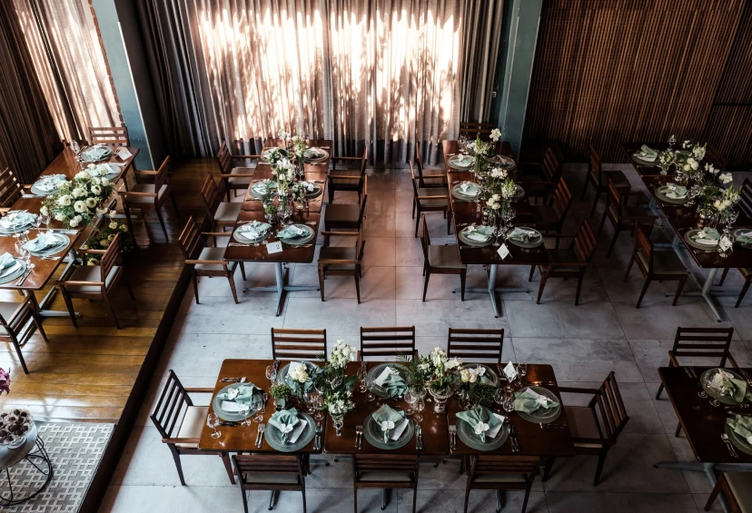 Foto salão com mesas decorado